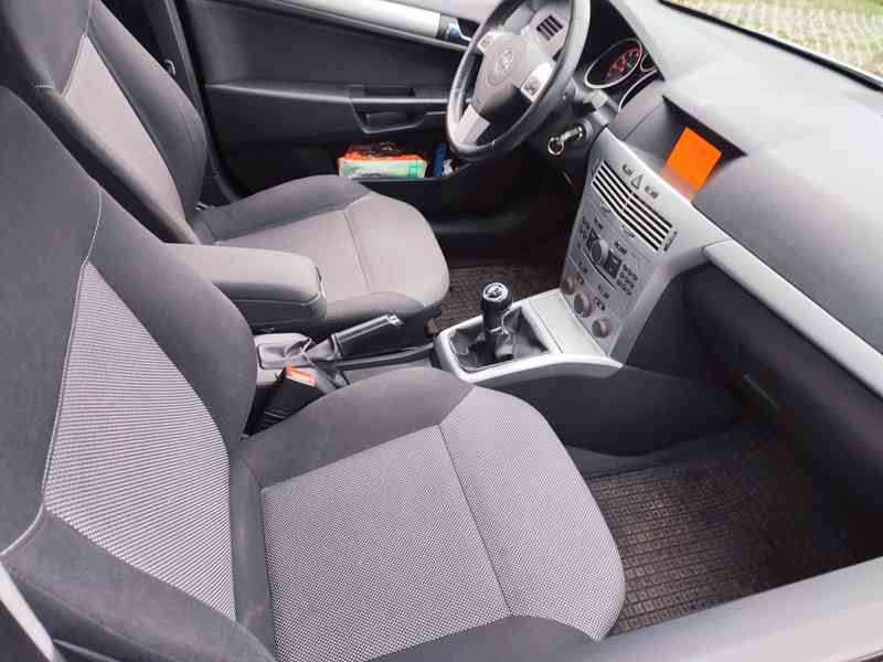 Opel Astra Sedan  - foto 4