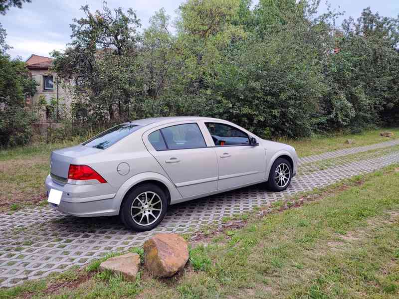 Opel Astra Sedan  - foto 1