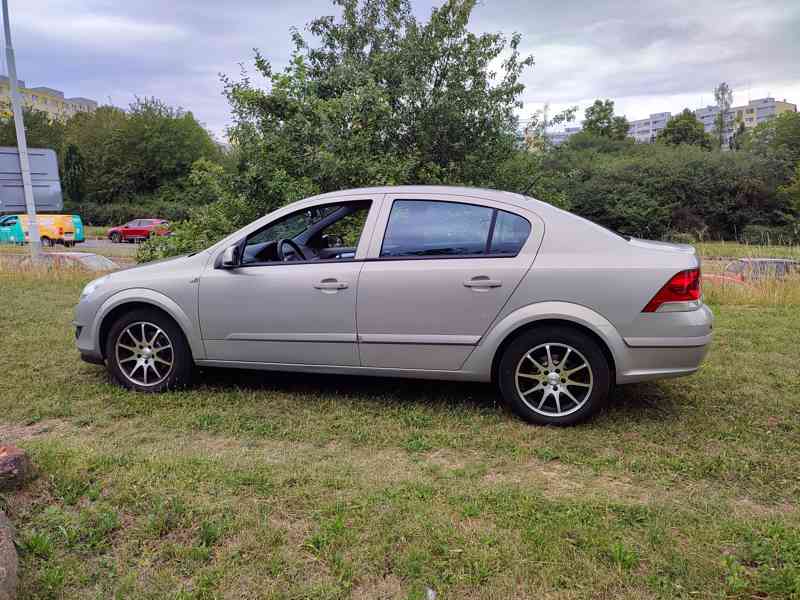 Opel Astra Sedan  - foto 2