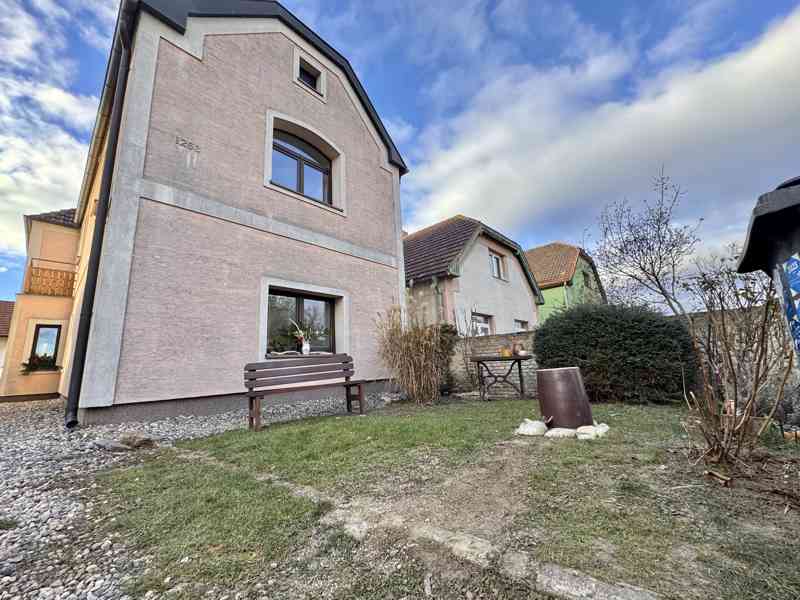 Kompletně vybavený bytu 1+kk se zahrádkou a bazénem - foto 16