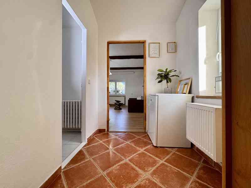 Kompletně vybavený bytu 1+kk se zahrádkou a bazénem - foto 11