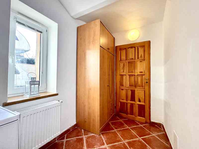 Kompletně vybavený bytu 1+kk se zahrádkou a bazénem - foto 12