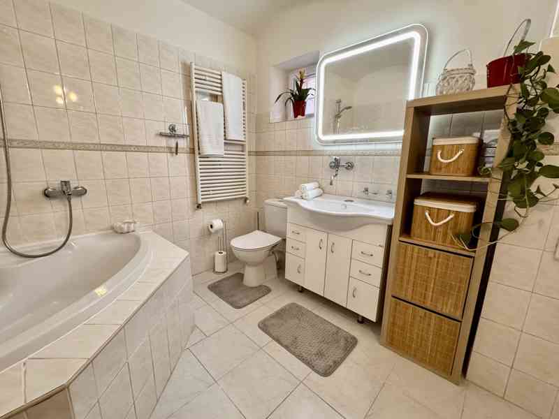 Kompletně vybavený bytu 1+kk se zahrádkou a bazénem - foto 8