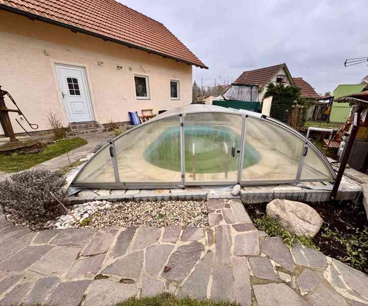 Kompletně vybavený bytu 1+kk se zahrádkou a bazénem - foto 15