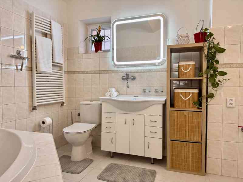 Kompletně vybavený bytu 1+kk se zahrádkou a bazénem - foto 7