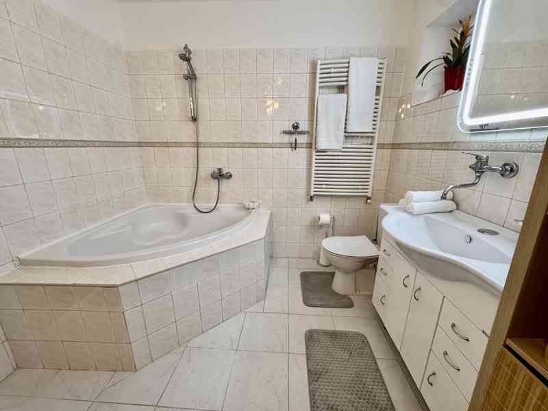 Kompletně vybavený bytu 1+kk se zahrádkou a bazénem - foto 9