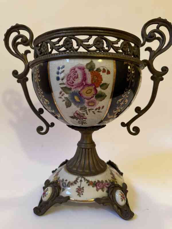 Porcelánová žardiniéra s motivem růží - foto 2