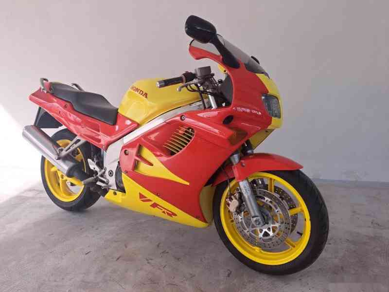 Honda VFR 750F - foto 2