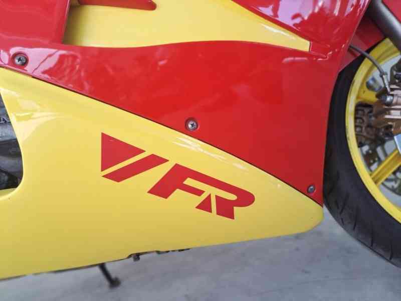 Honda VFR 750F - foto 14