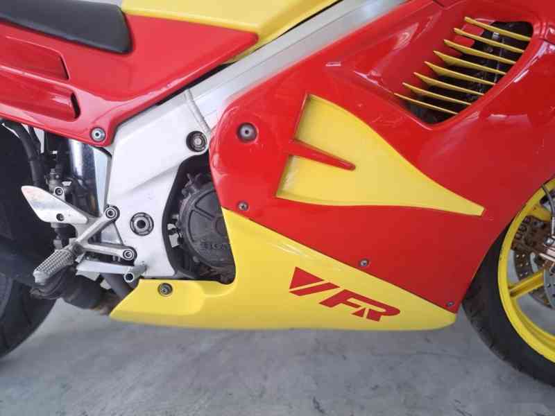 Honda VFR 750F - foto 16