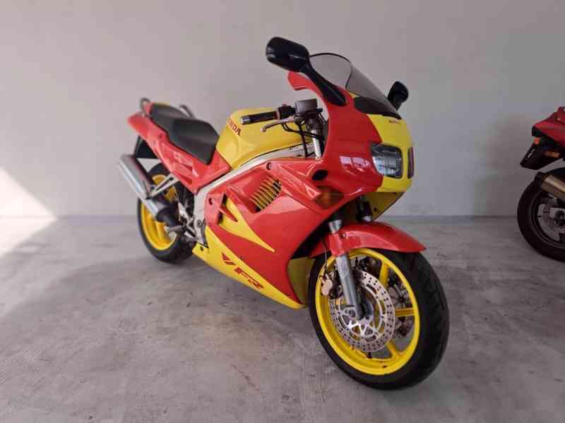 Honda VFR 750F - foto 4
