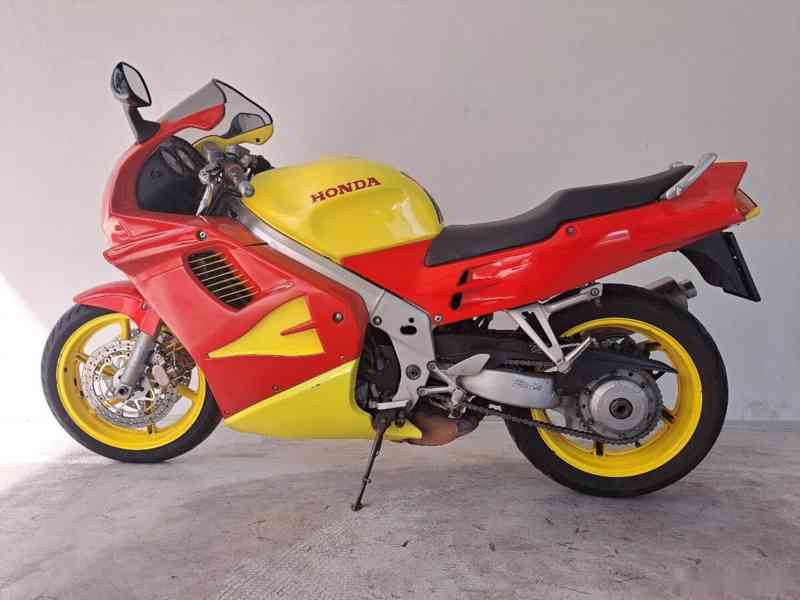 Honda VFR 750F - foto 5