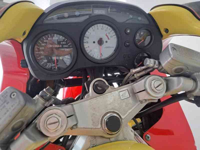 Honda VFR 750F - foto 10