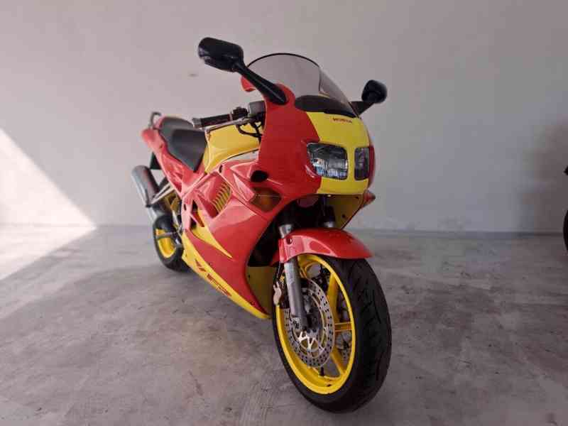 Honda VFR 750F - foto 3