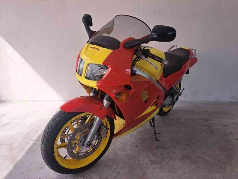 Honda VFR 750F - foto 7