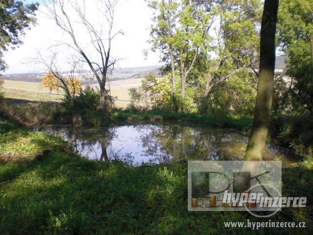 Prodej pozemku 3600m2 s rybníkem 8 km do Mostu - foto 2
