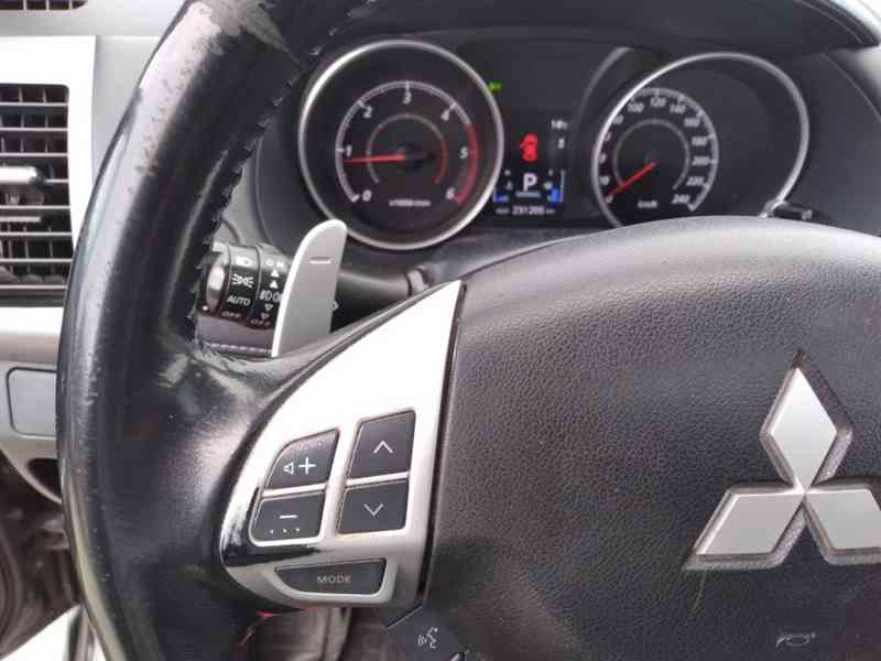 MITSUBISHI OUTLANDER 2.2 DI-D AWD AT 7 MÍST - foto 21