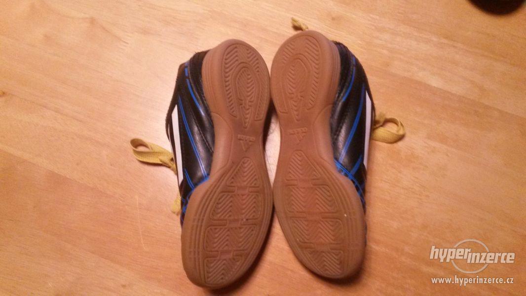 Dětské sálové kopačky Adidas - foto 3