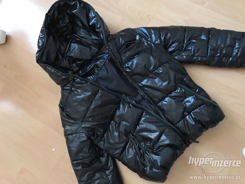 Lakovaná černá bunda - foto 1