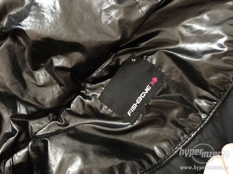 Lakovaná černá bunda - foto 4