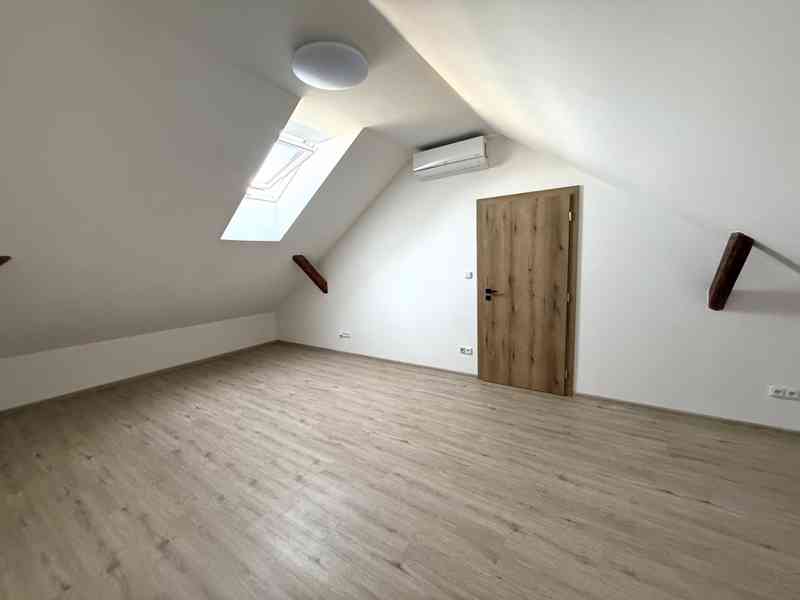 PRONÁJEM DESIGNOVÉHO MEZONETU 4+KK (111 m²) ROSTĚNICE - foto 10