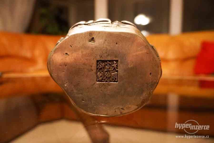 Starožitná stříbrná čínská váza - foto 2