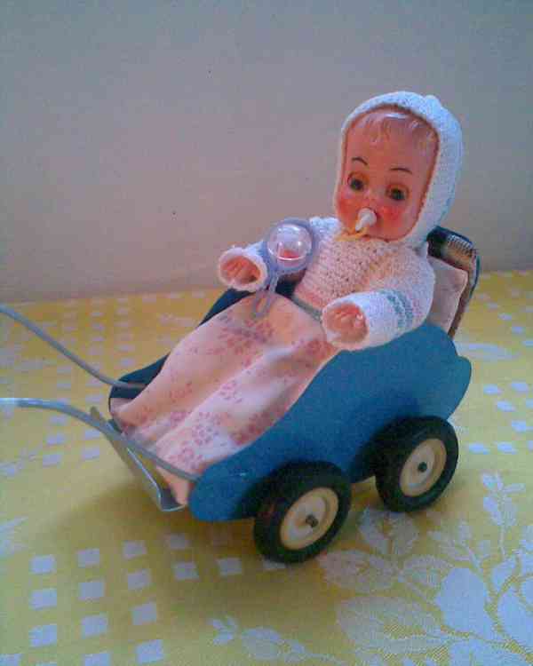 Retro kočárky s panenkami - foto 3
