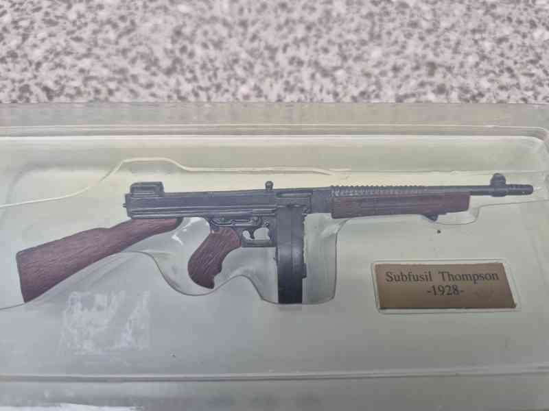 Kovový model (miniatura) amerického samopalu Subfusil Thomps - foto 6