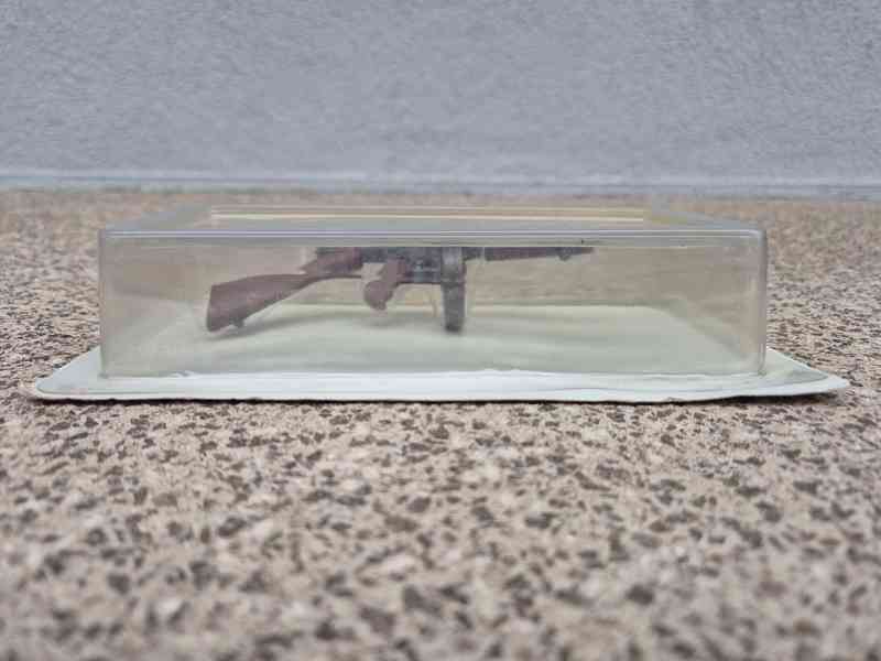 Kovový model (miniatura) amerického samopalu Subfusil Thomps - foto 4