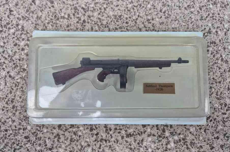 Kovový model (miniatura) amerického samopalu Subfusil Thomps - foto 8