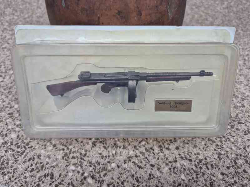 Kovový model (miniatura) amerického samopalu Subfusil Thomps