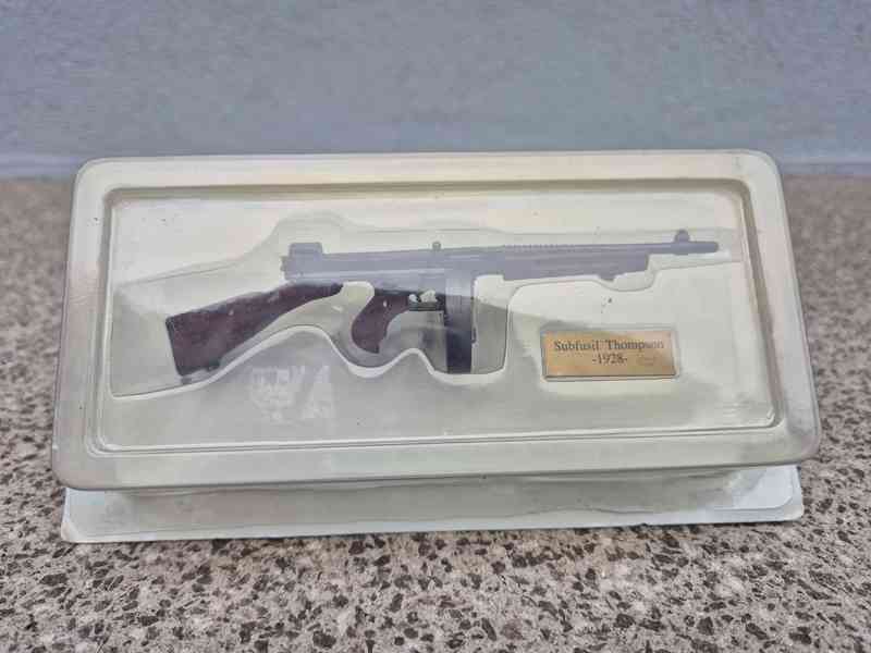 Kovový model (miniatura) amerického samopalu Subfusil Thomps - foto 7