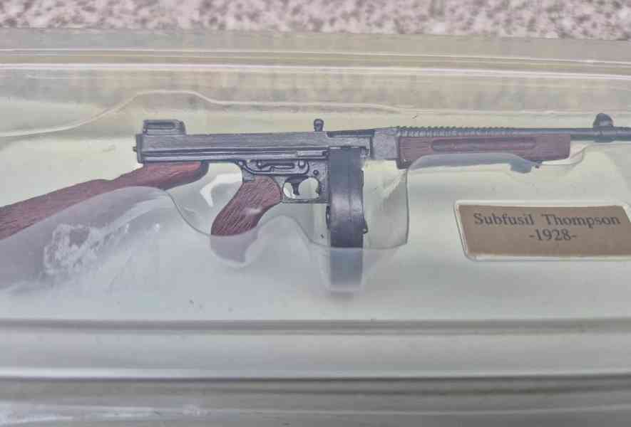 Kovový model (miniatura) amerického samopalu Subfusil Thomps - foto 5