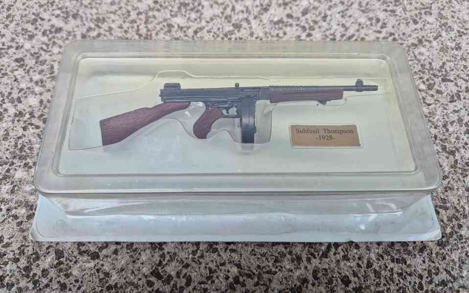 Kovový model (miniatura) amerického samopalu Subfusil Thomps - foto 3