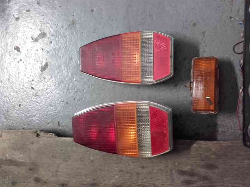 Zadní světla škoda (užovka) a blinkr - foto 3