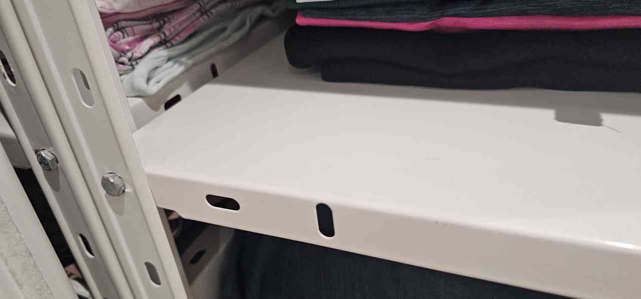 Kovové regály - bílé - foto 4