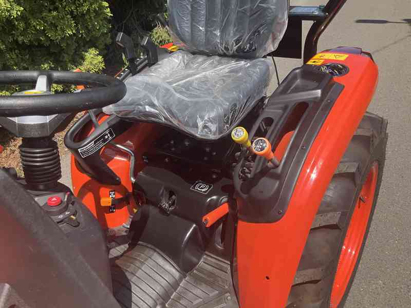 Traktor s čelním nakladačem CR2601X - foto 3