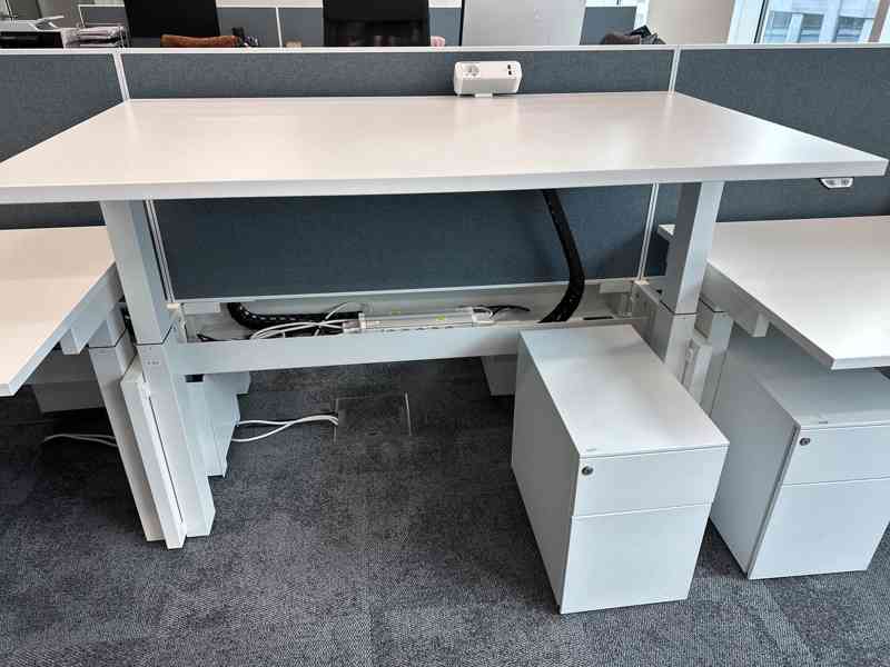 Elektricky výškově nastavitelné stoly pro 2 osoby - foto 2