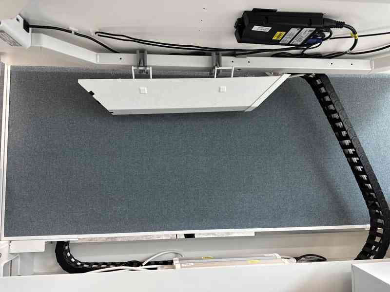 Elektricky výškově nastavitelné stoly pro 2 osoby - foto 3