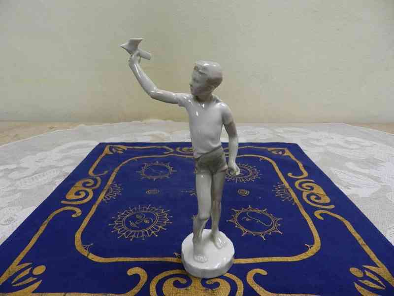 Zajímavá porcelánová figurka Chlapec s Vlaštovkou - foto 1