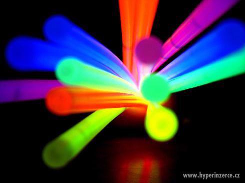 svítící tyčinky-chemické světlo - foto 1