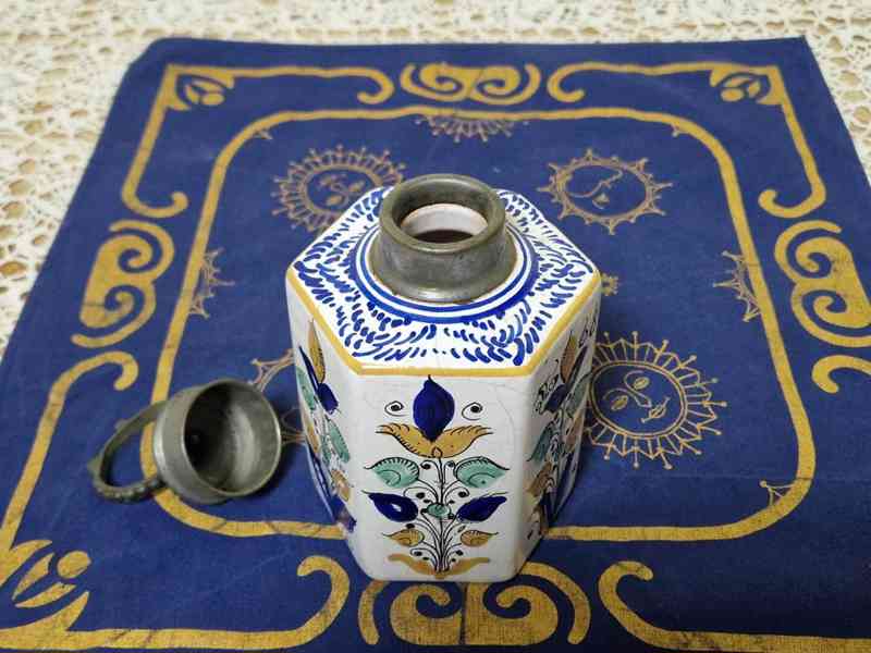 Krásná malovaná habánská šestihranná nádoba 1668 - foto 3