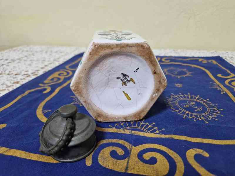 Krásná malovaná habánská šestihranná nádoba 1668 - foto 7