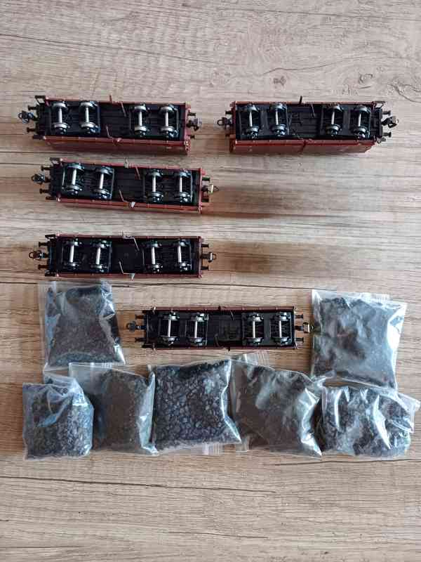 Výsypné 4-osé vagony s uhlím.  TT - foto 3