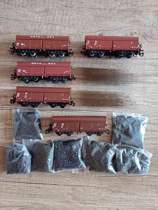 Výsypné 4-osé vagony s uhlím.  TT - foto 2