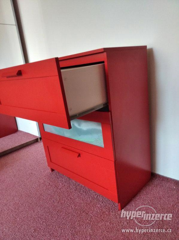 Prodám Komodu IKEA Brimnes se 3 zásuvkami + 2 poličky - foto 3
