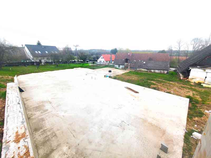 Říkov - stavební pozemek se základovou deskou a projektem  - foto 2