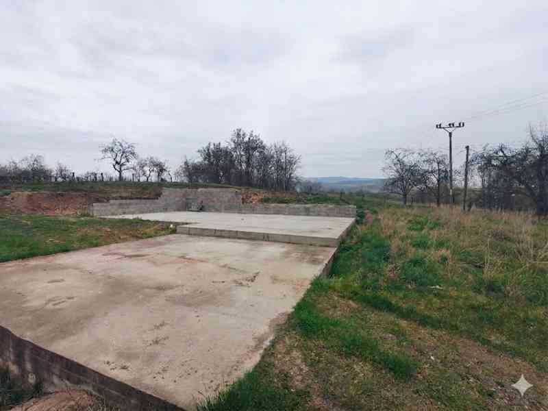 Říkov - stavební pozemek se základovou deskou a projektem  - foto 7