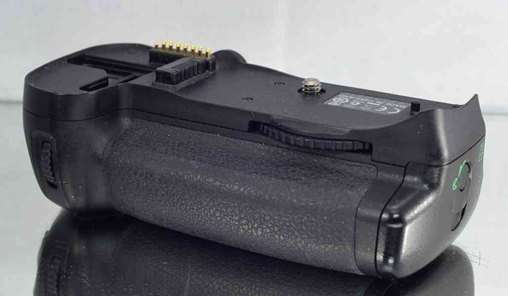 Nikon MB-D10  grip pro Nikon D300, D300S a D700 - foto 4