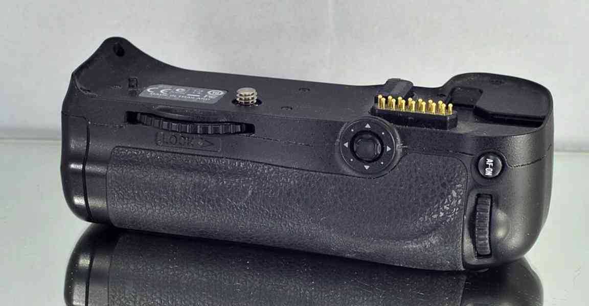 Nikon MB-D10  grip pro Nikon D300, D300S a D700 - foto 3